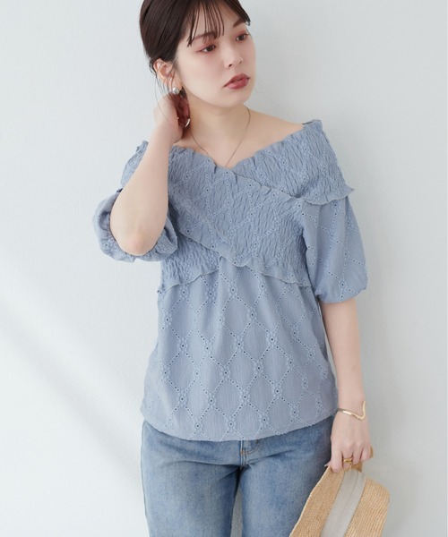 natural couture（ナチュラルクチュール）の「【WEB限定】アイレットカットレースクロスオフショルプルオーバー（Tシャツ/カットソー・レディース・ラベンダー/アイボリー/サックスブルー/ブラック・FREE）」の3枚目の写真