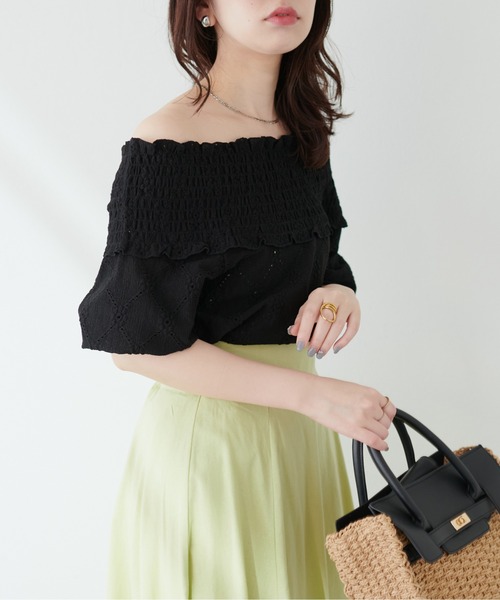 natural couture（ナチュラルクチュール）の「【WEB限定】アイレットカットレースクロスオフショルプルオーバー（Tシャツ/カットソー・レディース・ラベンダー/アイボリー/サックスブルー/ブラック・FREE）」の2枚目の写真