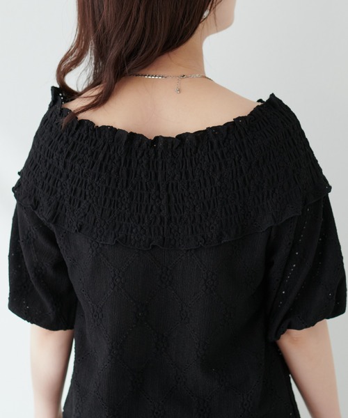 natural couture（ナチュラルクチュール）の「【WEB限定】アイレットカットレースクロスオフショルプルオーバー（Tシャツ/カットソー・レディース・ラベンダー/アイボリー/サックスブルー/ブラック・FREE）」の9枚目の写真