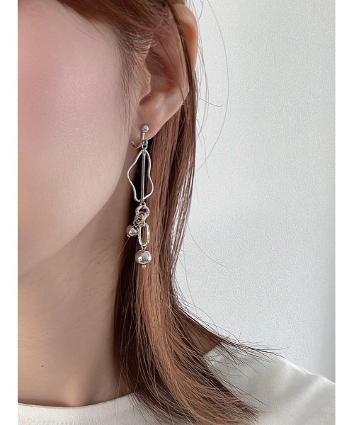 tone（トーン）の「【Withy】抜け感が魅力 シルバーカラーのイヤリング / メタルスウィング(MA)（イヤリング・レディース・シルバー・FREE）」の3枚目の写真