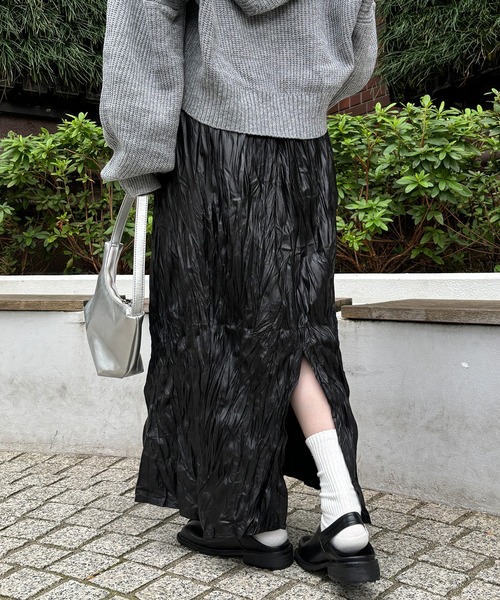 ISOOK（アイスー）の「【ISOOK / アイスー】レザーライクしわプリーツスカート / レザースカート ギャザースカート 合皮 ロング スリット ハイウエスト ウエストゴム ブラック カーキ 黒 茶 ZOZOTOWN限定（スカート・レディース・カーキ/ブラック・FREE）」の2枚目の写真