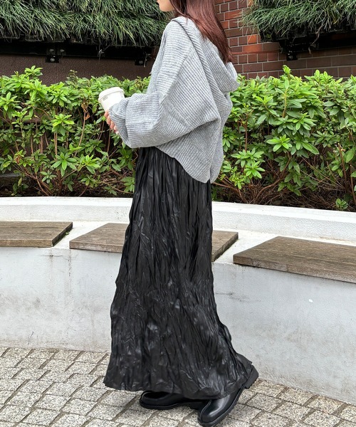 ISOOK（アイスー）の「【ISOOK / アイスー】レザーライクしわプリーツスカート / レザースカート ギャザースカート 合皮 ロング スリット ハイウエスト ウエストゴム ブラック カーキ 黒 茶 ZOZOTOWN限定（スカート・レディース・カーキ/ブラック・FREE）」の5枚目の写真