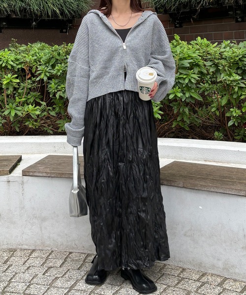 ISOOK（アイスー）の「【ISOOK / アイスー】レザーライクしわプリーツスカート / レザースカート ギャザースカート 合皮 ロング スリット ハイウエスト ウエストゴム ブラック カーキ 黒 茶 ZOZOTOWN限定（スカート・レディース・カーキ/ブラック・FREE）」の17枚目の写真