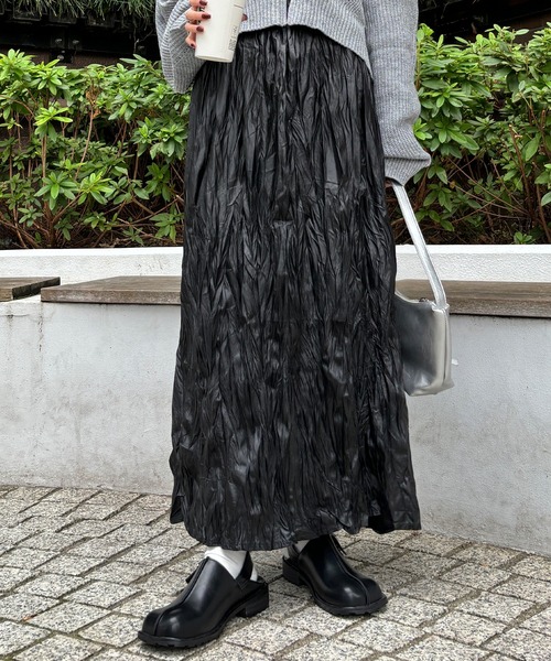 ISOOK（アイスー）の「【ISOOK / アイスー】レザーライクしわプリーツスカート / レザースカート ギャザースカート 合皮 ロング スリット ハイウエスト ウエストゴム ブラック カーキ 黒 茶 ZOZOTOWN限定（スカート・レディース・カーキ/ブラック・FREE）」の16枚目の写真