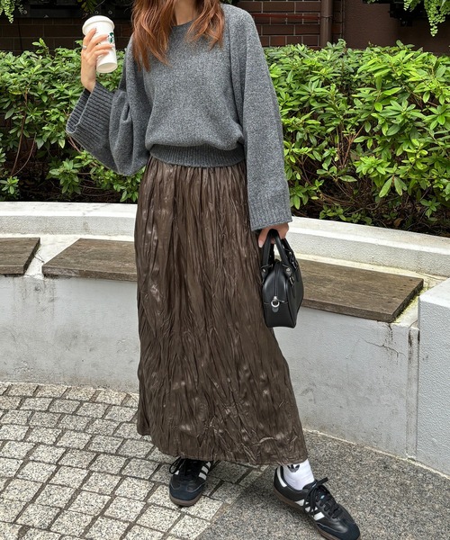 ISOOK（アイスー）の「【ISOOK / アイスー】レザーライクしわプリーツスカート / レザースカート ギャザースカート 合皮 ロング スリット ハイウエスト ウエストゴム ブラック カーキ 黒 茶 ZOZOTOWN限定（スカート・レディース・カーキ/ブラック・FREE）」の7枚目の写真