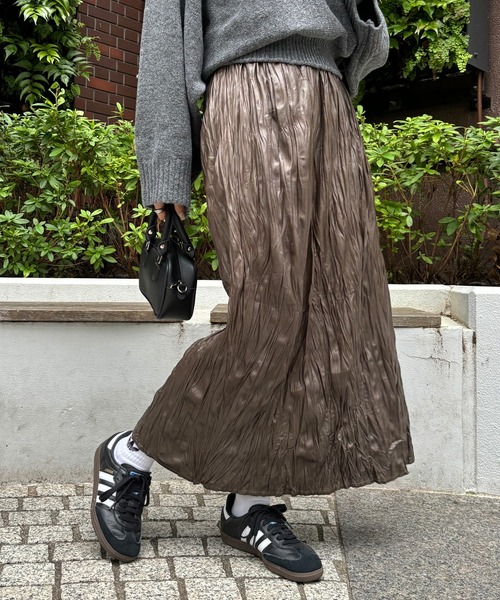 ISOOK（アイスー）の「【ISOOK / アイスー】レザーライクしわプリーツスカート / レザースカート ギャザースカート 合皮 ロング スリット ハイウエスト ウエストゴム ブラック カーキ 黒 茶 ZOZOTOWN限定（スカート・レディース・カーキ/ブラック・FREE）」の8枚目の写真