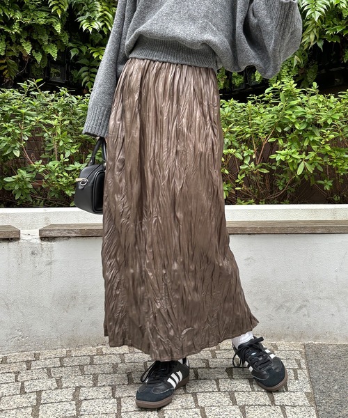 ISOOK（アイスー）の「【ISOOK / アイスー】レザーライクしわプリーツスカート / レザースカート ギャザースカート 合皮 ロング スリット ハイウエスト ウエストゴム ブラック カーキ 黒 茶 ZOZOTOWN限定（スカート・レディース・カーキ/ブラック・FREE）」の11枚目の写真