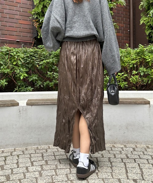 ISOOK（アイスー）の「【ISOOK / アイスー】レザーライクしわプリーツスカート / レザースカート ギャザースカート 合皮 ロング スリット ハイウエスト ウエストゴム ブラック カーキ 黒 茶 ZOZOTOWN限定（スカート・レディース・カーキ/ブラック・FREE）」の20枚目の写真