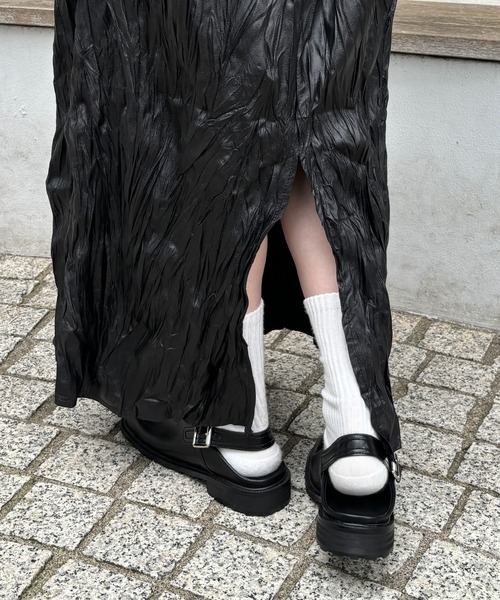 ISOOK（アイスー）の「【ISOOK / アイスー】レザーライクしわプリーツスカート / レザースカート ギャザースカート 合皮 ロング スリット ハイウエスト ウエストゴム ブラック カーキ 黒 茶 ZOZOTOWN限定（スカート・レディース・カーキ/ブラック・FREE）」の4枚目の写真