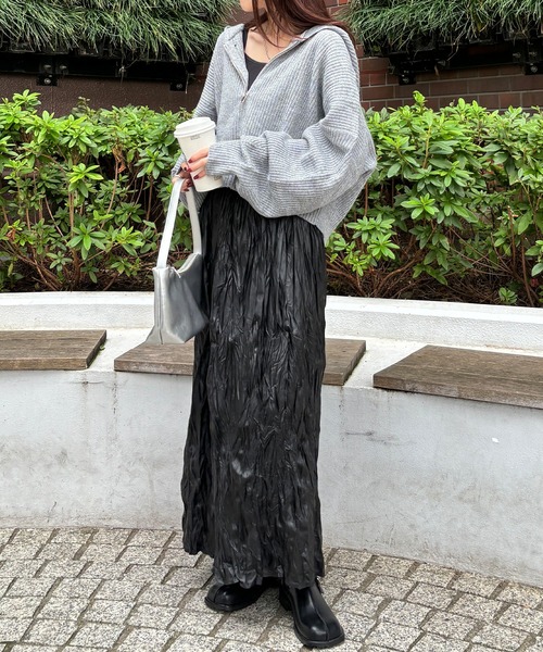 ISOOK（アイスー）の「【ISOOK / アイスー】レザーライクしわプリーツスカート / レザースカート ギャザースカート 合皮 ロング スリット ハイウエスト ウエストゴム ブラック カーキ 黒 茶 ZOZOTOWN限定（スカート・レディース・カーキ/ブラック・FREE）」の14枚目の写真