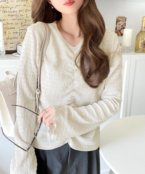classicalelf（クラシカルエルフ）の「大人の魅力を引き立てる。胸シャーリングジャガードトップス（長袖）（Tシャツ/カットソー・レディース・ブルー/ブラック/グレイッシュベージュ/アイボリー・LARGE/MEDIUM/SMALL/X-LARGE）」の2枚目の写真