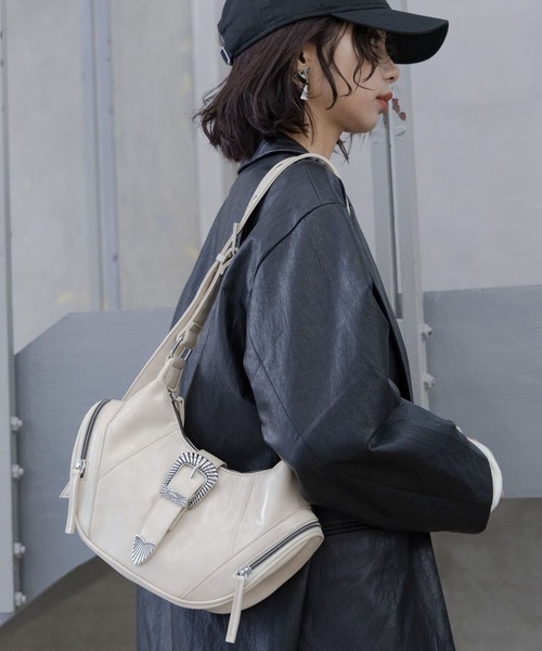 PAGEBOY（ページボーイ）の「ハーフムーンベルトショルダー（ショルダーバッグ・レディース・オフホワイト/ホワイト系その他/ブラウン系その他/チャコールグレー/ブラック・FREE）」の2枚目の写真