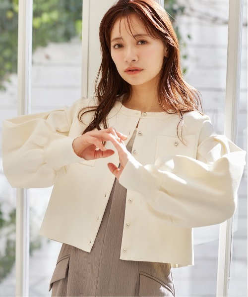mysty woman(ミスティウーマン)の「メタルボタンジャケットライクカーディガン 315507(カーディガン/ボレロ・レディース・グレイッシュベージュ/オフホワイト/ライトブルー/ブラック・FREE)」の2枚目の写真