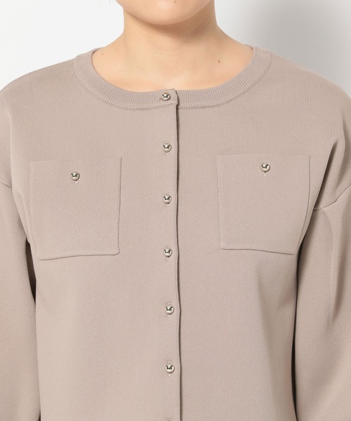 mysty woman(ミスティウーマン)の「メタルボタンジャケットライクカーディガン 315507(カーディガン/ボレロ・レディース・グレイッシュベージュ/オフホワイト/ライトブルー/ブラック・FREE)」の11枚目の写真