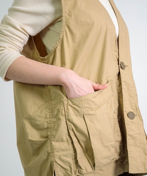 D.M.G.（ドミンゴ）の「[D.M.G. / ディーエムジー] ダンプ硫化染め BIGポケットベスト（ベスト・レディース・ベージュ・FREE）」の4枚目の写真