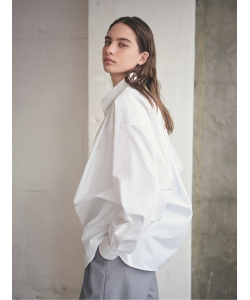 SOFTHYPHEN（ソフトハイフン）の「TUCKED DETAIL OVERSIZED SHIRT