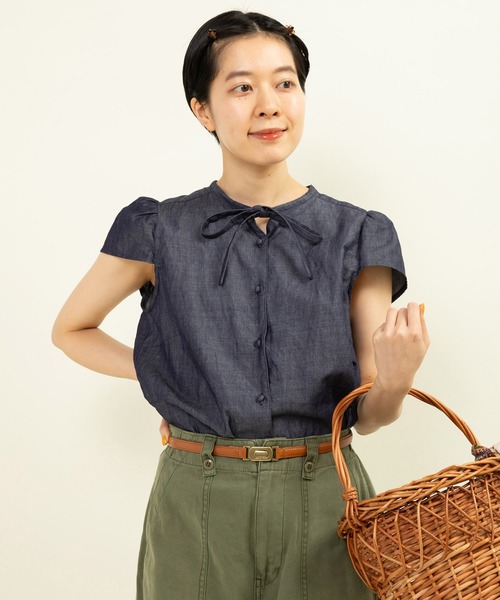 CHILD WOMAN（チャイルドウーマン）の「綿ラミーライトデニム 細ボウタイブラウス（シャツ/ブラウス・レディース・ネイビー・FREE）」の8枚目の写真