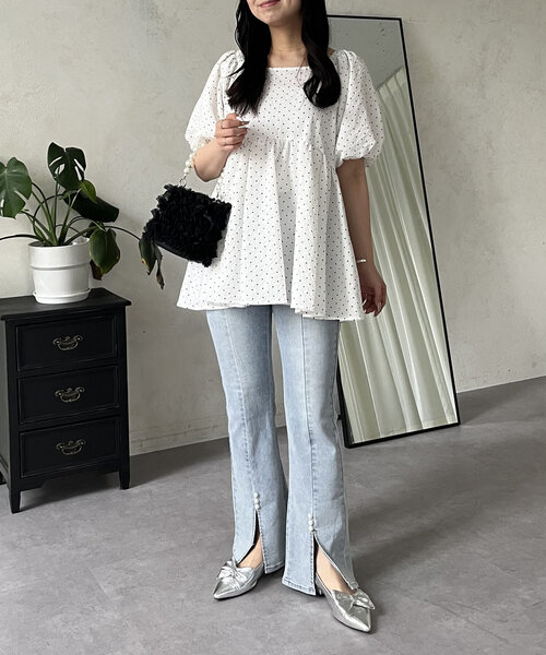 prose verse（プロズヴェール）の「ストレッチスリット裾パールフレアデニムパンツ（デニムパンツ・レディース・サックスブルー/ブラック・PM/LARGE/MEDIUM/PL）」の4枚目の写真