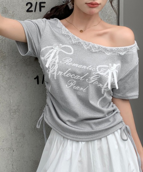 SHEENA(シーナ)の「リボンプリントサイドドロストレースネックTシャツ(Tシャツ/カットソー・レディース・グレー/ブラック/ホワイト・M)」の1枚目の写真