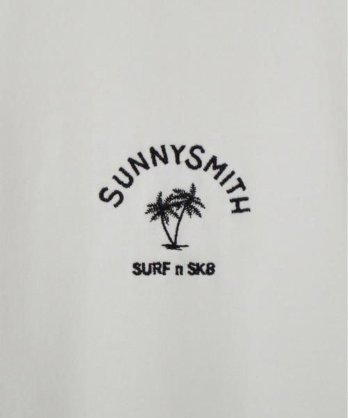 Sunny Smith(サニースミス)の「【SUNNY SMITH】ヤシの木アーチロゴワンポイント刺繍Tシャツ(CP)(Tシャツ/カットソー・メンズ・スモーク/アッシュグレー/ホワイト・L/M)」の5枚目の写真