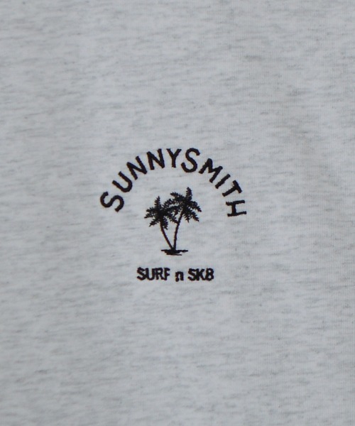 Sunny Smith(サニースミス)の「【SUNNY SMITH】ヤシの木アーチロゴワンポイント刺繍Tシャツ(CP)(Tシャツ/カットソー・メンズ・スモーク/アッシュグレー/ホワイト・L/M)」の7枚目の写真