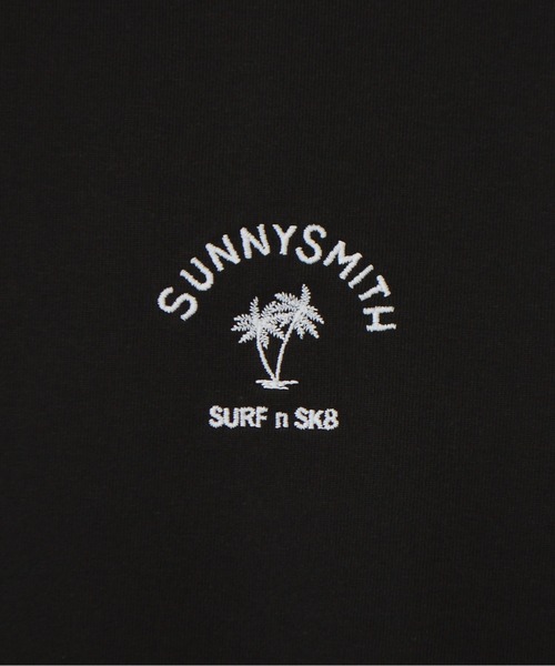 Sunny Smith(サニースミス)の「【SUNNY SMITH】ヤシの木アーチロゴワンポイント刺繍Tシャツ(CP)(Tシャツ/カットソー・メンズ・スモーク/アッシュグレー/ホワイト・L/M)」の9枚目の写真