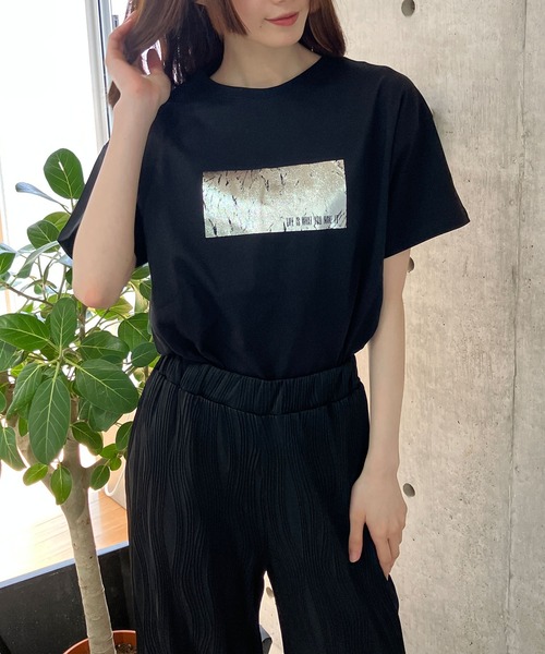GLAMOROUS JANE（グラマラスジェーン）の「アニマルシルバー箔プリントTシャツ（Tシャツ/カットソー・レディース・ゴールド/ブラック×ホワイト/ブラック×ゴールド/ピンク/シルバー・FREE）」の2枚目の写真