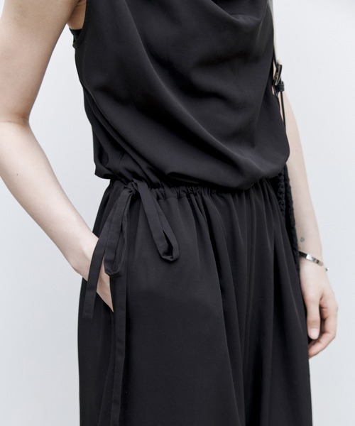 tageechita（タジチタ）の「【tageechita】リラックス感漂う ノースリーブ ドレープネックワイドサロペット（サロペット/オーバーオール・レディース・ブラック・S/M/L）」の2枚目の写真