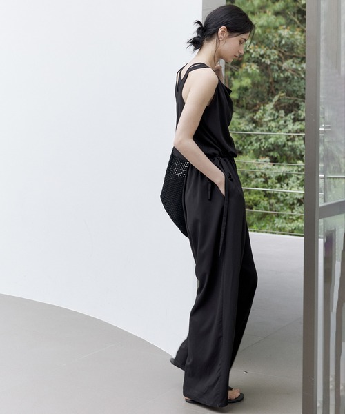 tageechita（タジチタ）の「【tageechita】リラックス感漂う ノースリーブ ドレープネックワイドサロペット（サロペット/オーバーオール・レディース・ブラック・S/M/L）」の3枚目の写真
