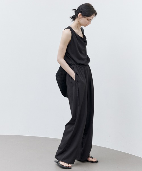 tageechita（タジチタ）の「【tageechita】リラックス感漂う ノースリーブ ドレープネックワイドサロペット（サロペット/オーバーオール・レディース・ブラック・S/M/L）」の10枚目の写真