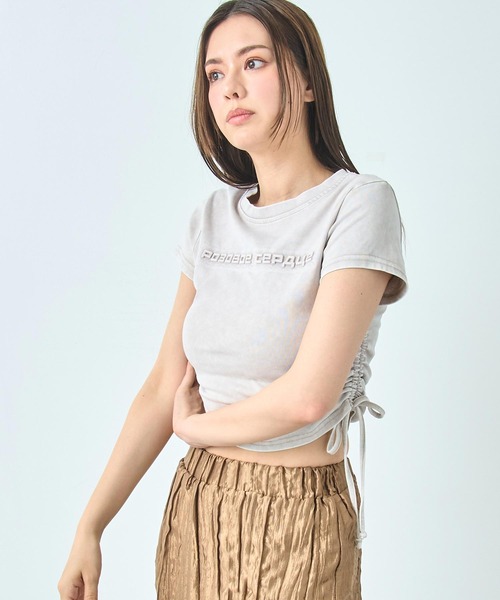 ANAP（アナップ）の「サイドギャザー ケミカルウォッシュ エンボス ロゴ Tシャツ（Tシャツ/カットソー・レディース・グレー/ブラック/ピンク/グレー系その他・FREE）」の3枚目の写真