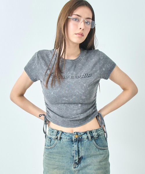 ANAP（アナップ）の「サイドギャザー ケミカルウォッシュ エンボス ロゴ Tシャツ（Tシャツ/カットソー・レディース・グレー/ブラック/ピンク/グレー系その他・FREE）」の2枚目の写真