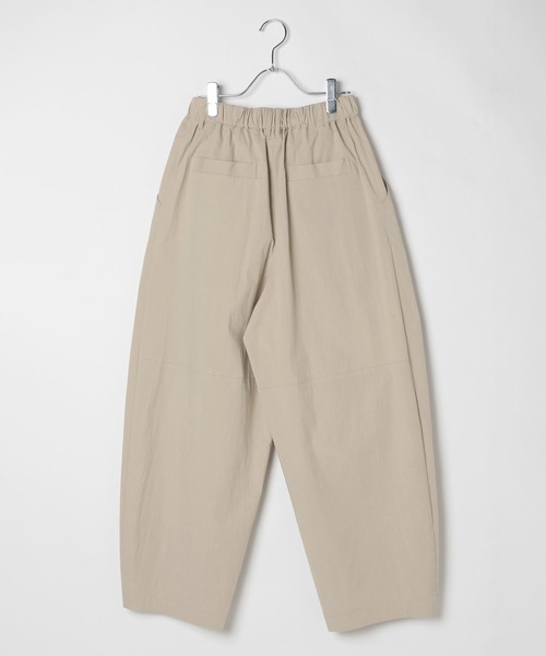 BAYFLOW（ベイフロー）の「[ストレッチ入り]ボリュームコクーンパンツ（その他パンツ・レディース・ブラック/グレイッシュベージュ・FREE）」の15枚目の写真