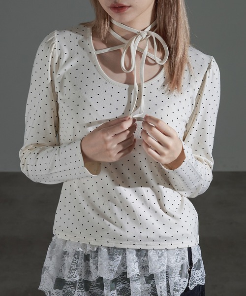 apres jour mignon（アプレジュールミニョン）の「ドット柄チョーカートップス（Tシャツ/カットソー・レディース・ブラック/グレー/アイボリー・X-LARGE/フリー）」の2枚目の写真