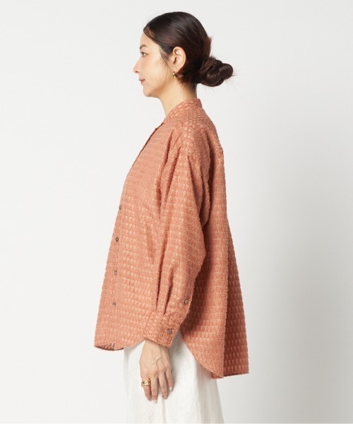 HELIOPOLE(エリオポール)の「CUT JACQUARD BAND COLLAR SHIRT(シャツ/ブラウス・レディース・キャメル/ネイビー/アイボリー・38)」の14枚目の写真