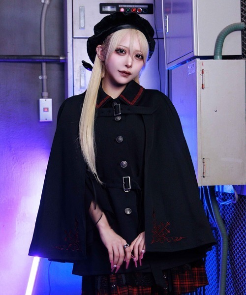 NIBBLE POISON(ニブルポイズン)の「クロス刺繍ケープコート(その他アウター・レディース・ブルーグリーン/ブラック/ワイン・MEDIUM)」の2枚目の写真