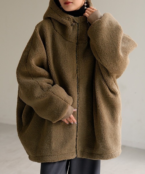 HUG.U（ハグユー）の「ボア × 裏起毛 「もこぽか」 ボアアウター（ブルゾン・レディース・オリーブ/ブラック/グレー/ブラウン・FREE）」の4枚目の写真