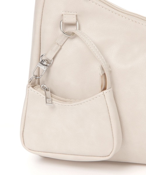 LAKOLE（ラコレ）の「チャームセットワンショルダーバッグ / 599627（ショルダーバッグ・レディース・ブラック/オフホワイト/ボルドー・FREE）」の17枚目の写真