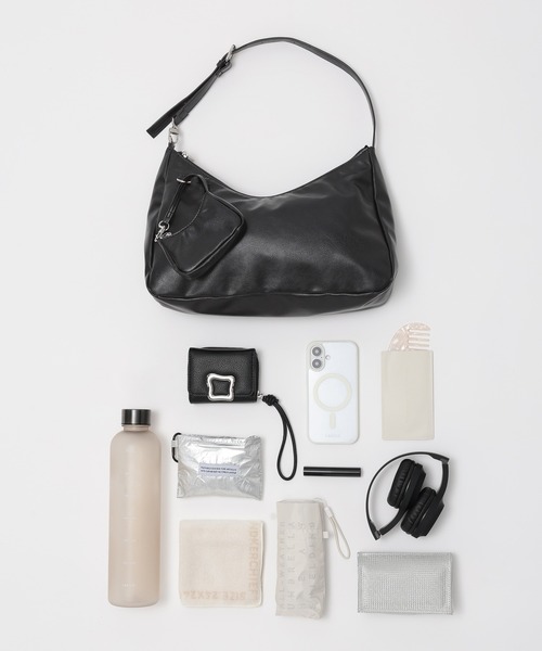 LAKOLE（ラコレ）の「チャームセットワンショルダーバッグ / 599627（ショルダーバッグ・レディース・ブラック/オフホワイト/ボルドー・FREE）」の4枚目の写真