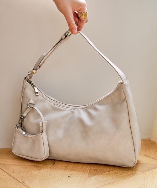 LAKOLE（ラコレ）の「チャームセットワンショルダーバッグ / 599627（ショルダーバッグ・レディース・ブラック/オフホワイト/ボルドー・FREE）」の7枚目の写真