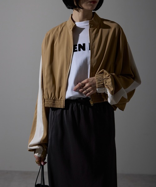 each（イーチ）の「ライン入りショート丈ブルゾン（ブルゾン・レディース・ベージュ・FREE）」の2枚目の写真