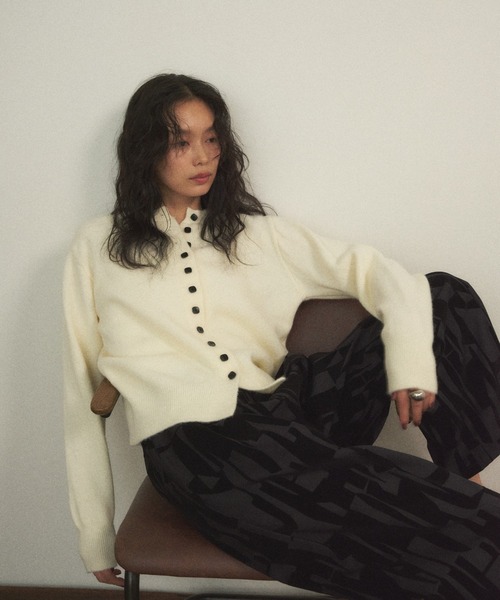 Shelly island（シェリーアイランド）の「スクエアボタンニットカーディガン（カーディガン/ボレロ・レディース・グレー/ブラック/ホワイト・FREE）」の2枚目の写真