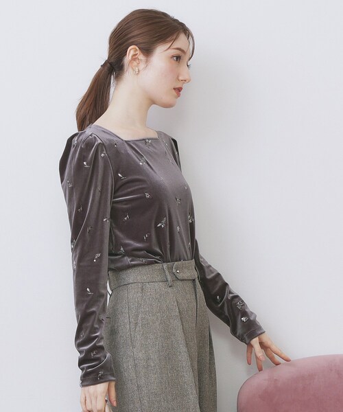 index（インデックス）の「バックシャン小花刺繍ベロアトップス【洗濯機OK】（Tシャツ/カットソー・レディース・チャコールグレー/パープル系4/ネイビー・36/38/40/42）」の4枚目の写真