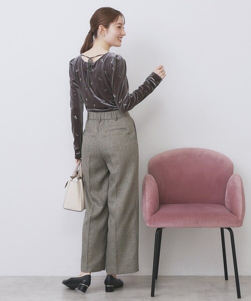 index（インデックス）の「バックシャン小花刺繍ベロアトップス【洗濯機OK】（Tシャツ/カットソー・レディース・チャコールグレー/パープル系4/ネイビー・36/38/40/42）」の6枚目の写真