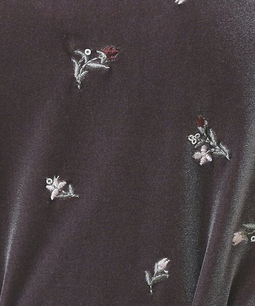 index（インデックス）の「バックシャン小花刺繍ベロアトップス【洗濯機OK】（Tシャツ/カットソー・レディース・チャコールグレー/パープル系4/ネイビー・36/38/40/42）」の7枚目の写真