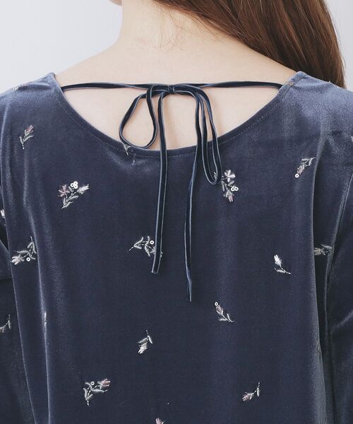 index（インデックス）の「バックシャン小花刺繍ベロアトップス【洗濯機OK】（Tシャツ/カットソー・レディース・チャコールグレー/パープル系4/ネイビー・36/38/40/42）」の20枚目の写真