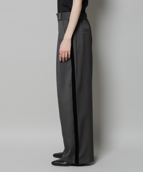 NANO universe(ナノユニバース)の「ベルベッドサイドラインパンツ(その他パンツ・レディース・ライトグレー/チャコール/ダークベージュ・FREE)」の7枚目の写真