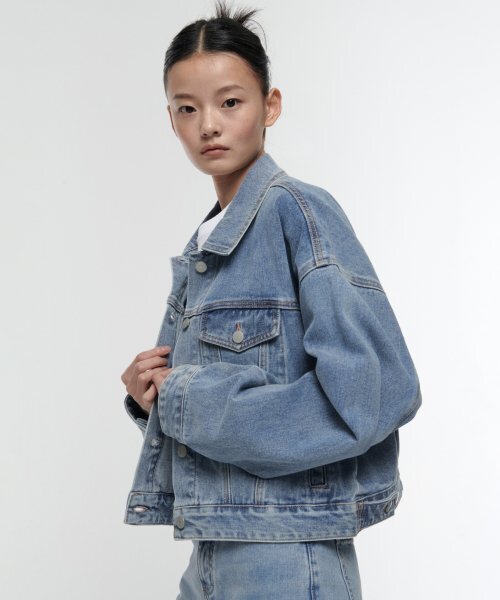 MUSINSA STANDARD WOMAN（ムシンサスタンダードウーマン）の「ウィメンズオーバーサイズデニムトラッカージャケット[ライトインディゴ]（デニムジャケット・レディース・その他・SMALL/MEDIUM）」の3枚目の写真