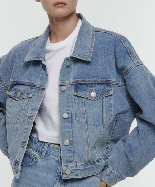 MUSINSA STANDARD WOMAN（ムシンサスタンダードウーマン）の「ウィメンズオーバーサイズデニムトラッカージャケット[ライトインディゴ]（デニムジャケット・レディース・その他・SMALL/MEDIUM）」の4枚目の写真