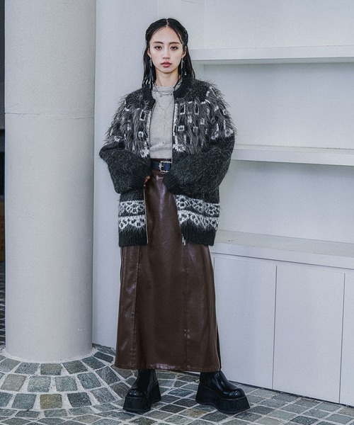 HARE(ハレ)の「ビジューポイントシシュウスウェット(HARE)(スウェット・レディース・ベージュ/ブラック・FREE)」の4枚目の写真